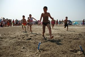 真夏の砂浜で大盛り上がり！ビーチフラッグ大会